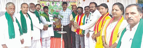 ಬೈಲಹೊಂಗಲದಲ್ಲಿ ಹಮ್ಮಿಕೊಂಡಿದ್ದ ರೈತ ಹುತಾತ್ಮ ದಿನಾಚರಣೆಯಲ್ಲಿ ಶಂಕರ ಬೋಳನ್ನವರ ರೈತರಿಗೆ ಸಸಿ ವಿತರಿಸಿದರು. ಅಪ್ಪಾಸಾಹೇಬ ಲಕ್ಕುಂಡಿ, ಆನಂದಗೌಡ ಪಾಟೀಲ, ಮಲ್ಲಿಕಾರ್ಜುನ ಮರಕುಂಬಿ, ನೀಲಾಂಬಿಕಾ ಪಾಟೀಲ ಇತರರಿದ್ದರು.