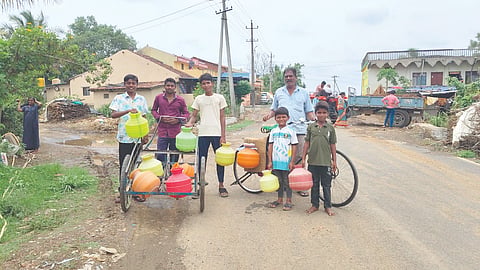ಯರಡಾಲ ಗ್ರಾಮದಲ್ಲಿ ನಾಗರಿಕರು ಕುಡಿಯುವ ನೀರಿಗಾಗಿ ಅಲೆಯುತ್ತಿರುವ ದೃಶ್ಯ.