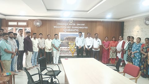 ಬೈಲಹೊಂಗಲದ ತಹಸೀಲ್ದಾರ್​ ಕಾರ್ಯಾಲಯದಲ್ಲಿ ನಿಜಶರಣ ಅಂಬಿಗರ ಚೌಡಯ್ಯ ಜಯಂತಿ ಆಚರಿಸಲಾಯಿತು. ತಹಸೀಲ್ದಾರ್​ ಎಚ್​.ಎನ್​.ಶಿರಹಟ್ಟಿ, ಬಾಹುರಾವ್​ ಕುಲಕರ್ಣಿ ಇತರರಿದ್ದರು.