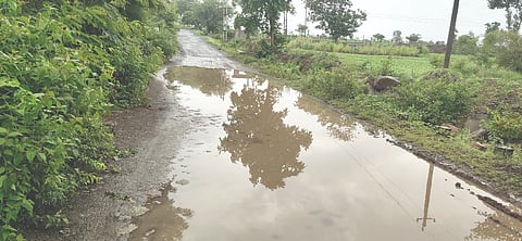 ಗೊಂತಮಾರ ಗ್ರಾಮಕ್ಕೆ ತೆರಳುವ ರಸ್ತೆ ಮಧ್ಯದ ಹಳ್ಳದ ಸೇತುವೆ ಬಳಿ ನೀರು ಸಂಗ್ರಹಣೆಗೊಂಡಿರುವುದು.