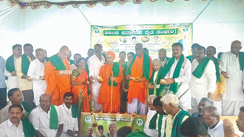 ಬೈಲಹೊಂಗಲದಲ್ಲಿ ಹಮ್ಮಿಕೊಂಡಿದ್ದ ರೈತ ಹುತಾತ್ಮ ದಿನಾಚರಣೆ ಕಾರ್ಯಕ್ರಮದಲ್ಲಿ ಡಾ.ವಿಶ್ವನಾಥ ಪಾಟೀಲ, ನಿಜಲಿಂಗೇಶ್ವರ ಸ್ವಾಮೀಜಿ, ಬಸವಲಿಂಗ ಸ್ವಾಮೀಜಿ, ಅಮರಸಿದ್ಧೇಶ್ವರ ಸ್ವಾಮೀಜಿ, ಪ್ರಭಾ ಅಕ್ಕನವರು ಇತರರಿದ್ದರು.