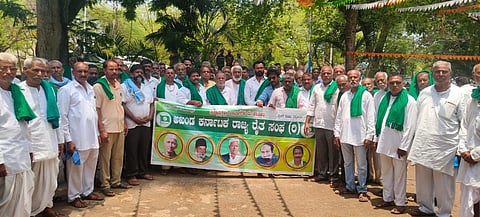 ವಿವಿಧ ಬೇಡಿಕೆ ಈಡೇರಿಸುವಂತೆ ಒತ್ತಾಯಿಸಿ ರೈತ ಸಂಘಟನೆಗಳ ನೇತತ್ವದಲ್ಲಿ ಬೈಲಹೊಂಗಲದಲ್ಲಿ ಪ್ರತಿಭಟನೆ ನಡೆಸಲಾಯಿತು. ಮಲ್ಲಿಕಾರ್ಜುನ ಹುಂಬಿ, ಈರಣ್ಣ ಹುಬ್ಬಳ್ಳಿ, ಮಲ್ಲಿಕಾರ್ಜುನ ಕುಡೊಳ್ಳಿ, ದೂಳಪ್ಪ ಇಟಗಿ, ದಾನಪ್ಪಗೌಡ ಕುಸಲಾಪುರ ಇತರರಿದ್ದರು.
