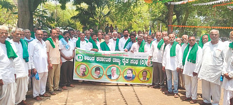 ವಿವಿಧ ಬೇಡಿಕೆ ಈಡೇರಿಸಲು ಒತ್ತಾಯಿಸಿ ರೈತ ಸಂಘಟನೆಗಳ ನೇತತ್ವದಲ್ಲಿ ಬೈಲಹೊಂಗಲದಲ್ಲಿ ಪ್ರತಿಭಟನೆ ನಡೆಸಲಾಯಿತು. ಮಲ್ಲಿಕಾರ್ಜುನ ಹುಂಬಿ, ಈರಣ್ಣ ಹುಬ್ಬಳ್ಳಿ, ಮಲ್ಲಿಕಾರ್ಜುನ ಕುಡೊಳ್ಳಿ, ದೂಳಪ್ಪ ಇಟಗಿ, ದಾನಪ್ಪಗೌಡ ಕುಸಲಾಪುರ, ಸಂಗಪ್ಪ ಹುಲಗೂರ, ಮಹಾಂತೇಶ ಕಮತ, ಶಂಕರ ಕಟಕೋಳ ಇತರರಿದ್ದರು.