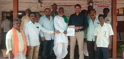 ಕ್ಯಾನ್‌ಗಳಲ್ಲಿ ಡೀಸೆಲ್, ಪೆಟ್ರೋಲ್ ವಿತರಿಸಲು ಬಂಕ್ ಮಾಲೀಕರಿಗೆ ಸೂಚಿಸುವಂತೆ ಕರುನಾಡ ರಕ್ಷಣಾ ವೇದಿಕೆ ಮುಖಂಡರು ತಹಸೀಲ್ದಾರ್‌ಗೆ ಮನವಿ ಸಲ್ಲಿಸಿದರು. ಅಪ್ಪಾಸಾಬ ಲಕ್ಕುಂಡಿ, ಆನಂದಗೌಡ ಪಾಟೀಲ, ಪುಂಡಲೀಕ ಹೋಟಿ ಇತರರಿದ್ದರು.