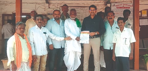 ಕ್ಯಾನ್​ಗಳಲ್ಲಿ ಡೀಸೆಲ್​, ಪೆಟ್ರೋಲ್​ ವಿತರಿಸಲು ಆಗ್ರಹಿಸಿ ಕರುನಾಡ ರಣಾ ವೇದಿಕೆ ಮುಖಂಡರು ತಹಸೀಲ್ದಾರ್​ಗೆ ಮನವಿ ಸಲ್ಲಿಸಿದರು. ಅಪ್ಪಾಸಾಬ ಲಕ್ಕುಂಡಿ, ಆನಂದಗೌಡ ಪಾಟೀಲ, ಪುಂಡಲೀಕ ಹೋಟಿ ಇತರರಿದ್ದರು.