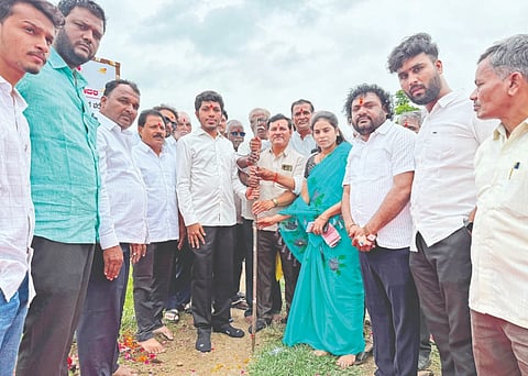 ಭಾಲ್ಕಿಯ ಲೆಕ್ಚರ್​ ಕಾಲನಿಯಲ್ಲಿ 50 ಲಕ್ಷ ರೂ. ಅನುದಾನದಲ್ಲಿ ಹೊಲಗಳಿಗೆ ಸಂಪರ್ಕ ಕಲ್ಪಿಸುವ ರಸ್ತೆ ಕಾಮಗಾರಿಗೆ ಸಂಸದ ಸಾಗರ ಖಂಡ್ರೆ ಚಾಲನೆ ನೀಡಿದರು. ಬಸವರಾಜ ವಂಕೆ, ವಿಜಯಕುಮಾರ ರಾಜಭವನ, ಕುಪೇಂದ್ರ ವಂಕೆ, ಚಂದ್ರಶೇಖರ ವಂಕೆ, ರಾಹುಲ ಪೂಜಾರಿ, ಸಂಜಕುಮಾರ ವಂಕೆ, ಚನ್ನಬಸವ ವಂಕೆ ಇತರರಿದ್ದರು.