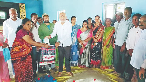 ಬೇಲೂರಿನ ಚನ್ನಕೇಶವ ನಗರದಲ್ಲಿ ಶಾಸಕ ಎಚ್.ಕೆ.ಸುರೇಶ್ ಪಡಿತರ ವಿತರಿಸಿದರು.