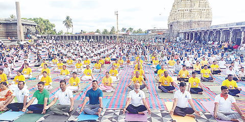 -ಯೋಗ ದಿನಾಚರಣೆ ಅಂಗವಾಗಿ ಪಟ್ಟಣದ ಶ್ರೀಚನ್ನಕೇಶವಸ್ವಾಮಿ ದೇಗುಲದ ಒಳ ಆವರಣದಲ್ಲಿ ಯೋಗಭ್ಯಾಸದಲ್ಲಿ ಪಾಲ್ಗೊಂಡಿದ್ದ ಗಣ್ಯರು, ವಿದ್ಯಾರ್ಥಿಗಳು, ಯೋಗಪಟುಗಳು.