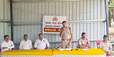 -ಈದ್ ಮಿಲಾದ್ ಹಬ್ಬದ ಅಂಗವಾಗಿ ಪಟ್ಟಣದ ಪೊಲೀಸ್ ಠಾಣೆ ಆವರಣದಲ್ಲಿ ಆಯೋಜಿಸಿದ್ದ ಶಾಂತಿ ಸಭೆಯಲ್ಲಿ ಡಿವೈಎಸ್‌ಪಿ ಗೋಪಿ ಮಾತನಾಡಿದರು. ರೇವಣ್ಣ, ಅಕ್ರಂ ಷರೀಫ್,  ಸಿಗ್ಗಾವಿ ಇತರರಿದ್ದರು. 