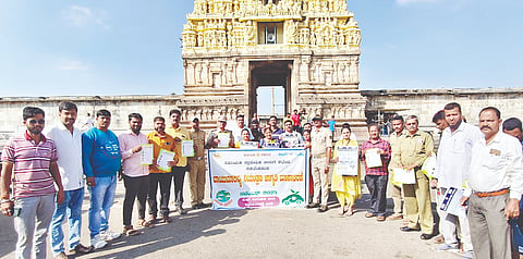 ವಾಯು ಮಾಲಿನ್ಯ ನಿಯಂತ್ರಣ ಜಾಗೃತಿ ಮಾಸಾಚರಣೆ ಅಂಗವಾಗಿ ಪಟ್ಟಣದ ಶ್ರೀ ಚನ್ನಕೇಶವಸ್ವಾಮಿ ದೇಗುಲ ಮುಂಭಾಗ ಆಯೋಜಿಸಿದ್ದ ಜಾಗೃತಿ ಜಾಥಾಕ್ಕೆ ಚಾಲನೆ ನೀಡುತ್ತಿರುವ ಸಕಲೇಶಪುರ ಸಹಾಯಕ ಪ್ರಾದೇಶಿಕ ಸಾರಿಗೆ ಇಲಾಖೆ ಸಾರಿಗೆ ಅಧಿಕಾರಿ ಸರಸ್ವತಿ ಇತರರು ಇದ್ದರು.