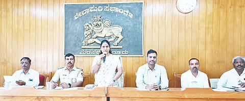 ಶ್ರೀ ಚನ್ನಕೇಶವಸ್ವಾಮಿ ಜಾತ್ರಾ ಮಹೋತ್ಸವದ ಅಂಗವಾಗಿ ಕರೆಯಲಾಗಿದ್ದ ವಿಶೇಷ ಸಭೆಯ ಅಧ್ಯಕ್ಷತೆ ವಹಿಸಿ ಪುರಸಭೆ ಅಧ್ಯಕ್ಷೆ ಉಷಾ ಸತೀಶ್ ಮಾತನಾಡಿದರು. ತಹಶೀಲ್ದಾರ್ ಶ್ರೀಧರ್ ಕಂಕನವಾಡಿ, ಪುರಸಭೆ ಸದಸ್ಯೆ ತೀರ್ಥಕುಮಾರಿ ವೆಂಕಟೇಶ್ ಇತರರು ಇದ್ದರು.