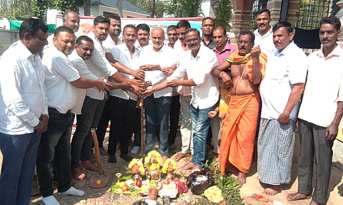 ಬೇಲೂರು ತಾಲೂಕಿನ ಮುತ್ತುಗದಾಳು ಗ್ರಾಮದ ಶ್ರೀ ಆಂಜನೇಯ ದೇಗುಲ ಸಮೀಪ ರಸ್ತೆ ಅಭಿವೃದ್ಧಿ ಕಾಮಗಾರಿಗೆ ಶಾಸಕ ಎಚ್.ಕೆ.ಸುರೇಶ್ ಭೂಮಿಪೂಜೆ ನೆರವೇರಿಸಿದರು. ಜಿಪಂ ಮಾಜಿ ಸದಸ್ಯ ಸಿ.ಎಸ್.ಪ್ರಕಾಶ್, ಗ್ರಾಪಂ ಮಾಜಿ ಅಧ್ಯಕ್ಷ ಮಹಮದ್ ಹಕೀಂ ಇತರರು ಇದ್ದರು. 