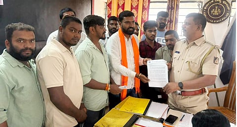 ಬಕ್ರೀದ್ ಸಂದರ್ಭ ಗೋವುಗಳ ಅಕ್ರಮ ಸಾಗಾಣಿಕೆ ಹಾಗೂ ಅಕ್ರಮ ವಧೆ ತಡೆಯುವಂತೆ ವಿಶ್ವ ಹಿಂದೂ ಪರಿಷತ್ ಮತ್ತು ಭಜರಂಗದಳ ಮುಖಂಡರು ಪೊಲೀಸರಿಗೆ ಮನವಿ ಸಲ್ಲಿಸಿದರು.  ಪಿಐ ರೇವಣ್ಣ, ವಿಶ್ವ ಹಿಂದೂ ಪರಿಷತ್ ನಗರಾಧ್ಯಕ್ಷ ಅಧ್ಯಕ್ಷ ಭರತ್, ಬಜರಂಗದಳ ಅಧ್ಯಕ್ಷ ಗುಂಡ, ಮುಖಂಡ ಸುಮನ್ ನವಿಲಹಳ್ಳಿ ಸೇರಿದಂತೆ ಇತರರಿದ್ದರು.