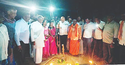 ತಾಲೂಕಿನ ದೊಡ್ಡಬೇಡಗೆರೆ ಸಮೀಪ ದೊಡ್ಡಬೇಡಗೆರೆ-ಮುತ್ತುಗನ್ನೆ-ಮಲ್ಲನಹಳ್ಳಿ-ಹೆಬ್ಬಾಳು ಕೂಡುರಸ್ತೆ ಕಾಮಗಾರಿಗೆ ಭೂಮಿ ಪೂಜೆ ನೆರವೇರಿಸುತ್ತಿರುವ ಶಾಸಕ ಎಚ್.ಕೆ.ಸುರೇಶ್ ಇತರರು