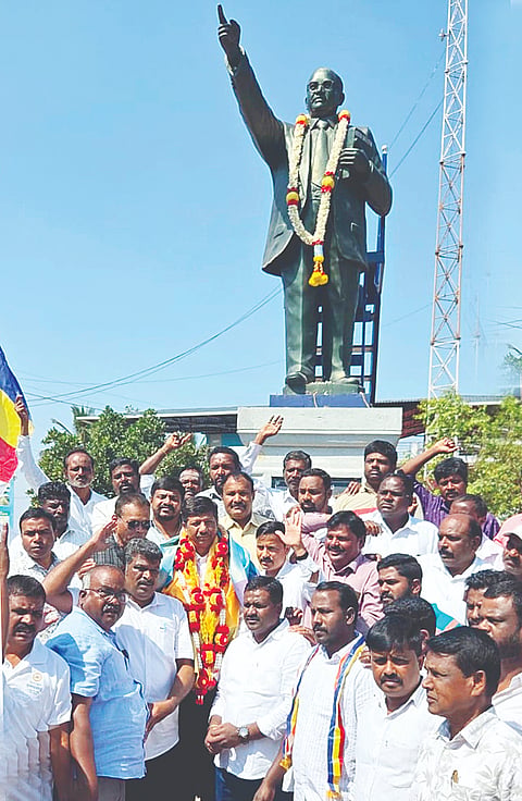 ಸಂವಿಧಾನ ಶಿಲ್ಪಿ ಡಾ.ಅಂಬೇಡ್ಕರ್ ಅವರ ಮೊಮ್ಮಗ ಭೀಮರಾವ್ ಯಶ್ವಂತ್ ಅಂಬೇಡ್ಕರ್ ಅವರು ಬೇಲೂರಿಗೆ ಆಗಮಿಸಿದ ಸಂದರ್ಭ ಅಭಿಮಾನಿಗಳು ಅಭಿನಂದಿಸಿದರು.