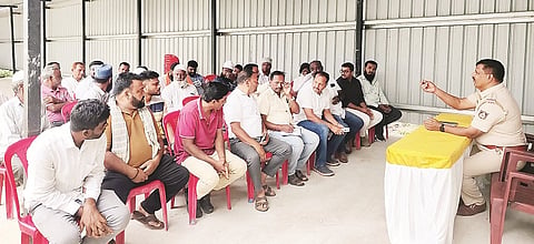 ಬೇಲೂರು ಪೊಲೀಸ್ ಠಾಣೆಯಲ್ಲಿ ಆಯೋಜಿಸಿದ್ದ ಶಾಂತಿ ಸಭೆಯಲ್ಲಿ ವಿವಿಧ ಸಂಘಟನೆಗಳ ಮುಖಂಡರು ಭಾಗವಹಿಸಿದ್ದರು.