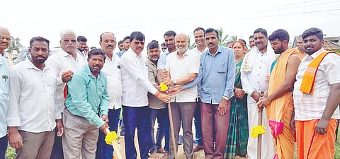 ತಾಲೂಕಿನ ಗೊಟ್ರುವಳ್ಳಿ ಹಾಗೂ ಮೈಲಹಳ್ಳಿ ಗ್ರಾಮದ ರಸ್ತೆ ಅಭಿವೃದ್ಧಿ ಕಾಮಗಾರಿಗೆ ಶಾಸಕ ಎಚ್.ಕೆ.ಸುರೇಶ್ ಭೂಮಿ ಪೂಜೆ ನೆರವೇರಿಸಿದರು. ಪುರುಷೋತ್ತಮ್. ರಾಮೇಗೌಡ, ವಿನಯ್, ಭರತ್ ಇತರರಿದ್ದರು. 