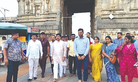 ಬೇಲೂರಿನ ಶ್ರೀ ಚನ್ನಕೇಶವಸ್ವಾಮಿ ದೇಗುಲಕ್ಕೆ ಆಗಮಿಸಿದ ಕರ್ನಾಟಕ ವಿಧಾನಸಭೆೆ ಉಪ ಸಭಾಪತಿ ರುದ್ರಪ್ಪ ಮಾನಪ್ಪ ಲಮಾಣಿ  ಅವರನ್ನು ದೇಗುಲ ಆಡಳಿತದಿಂದ ಸ್ವಾಗತಿಸಲಾಯಿತು.