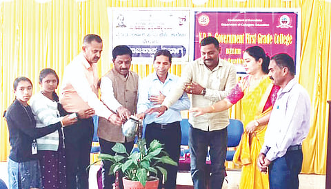 ಪಟ್ಟಣ ಸಮೀಪದ ವೈಡಿಡಿ ಸರ್ಕಾರಿ ಪ್ರಥಮ ದರ್ಜೆ ಕಾಲೇಜಿನಲ್ಲಿ ಆಯೋಜಿಸಿದ್ದ ವಿಶ್ವ ಸಾಮಾಜಿಕ ನ್ಯಾಯ ದಿನ ಆಚರಣೆ  ಕಾರ್ಯಕ್ರಮವನ್ನು ಗಣ್ಯರು ಉದ್ಘಾಟಿಸಿದರು. ವೈ.ಎಸ್.ಸಿದ್ದೇಗೌಡ, ಎನ್.ಎಚ್, ಪ್ರಕಾಶ್, ಡಾ.ಎಚ್.ಎಂ.ಮಹೇಶ್ ಇದ್ದರು.