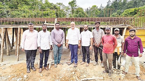 ನಿಟ್ಟೂರುಮುಗುಳವಳ್ಳಿ ಸಮೀಪ ನಿರ್ಮಾಣವಾಗುತ್ತಿರುವ ಕಾಲುಸಂಕ ಸೇತುವೆ ಕಾಮಗಾರಿಯನ್ನು ಶಾಸಕ ಎಚ್.ಕೆ.ಸುರೇಶ್ ಪರಿಶಿಲಿಸಿದರು.  ಸುಂದರರಾಜು, ಉಮೇಶ್, ರಿಹಾನ್ ಪಾಷಾ, ಕುಮಾರ್ ಇತರರಿದ್ದರು.