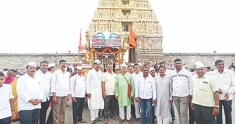 ಭಾವಸಾರ ಕ್ಷತ್ರಿಯ ಸಮಾಜದಿಂದ ಆಯೋಜಿಸಿದ್ದ ಶ್ರೀ ರುಕ್ಮಿಣಿ ಪಾಂಡುರಂಗಸ್ವಾಮಿ ದೇವಾಲಯದ 40 ನೇ ವರ್ಷದ ದಿಂಡಿ ಮಹೋತ್ಸವದಲ್ಲಿ ಭಾಗವಹಿಸಿದ್ದ ಸಮಾಜ ಬಾಂಧವರು.