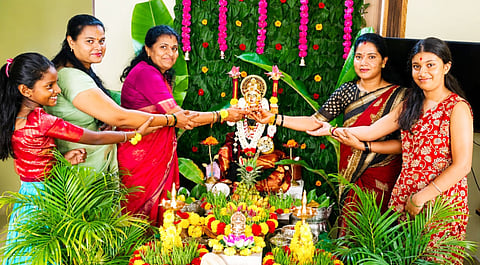 -ಪಟ್ಟಣದ ಪಾರ್ವತಮ್ಮನವರ ನಿವಾಸದಲ್ಲಿ ವರಮಹಾಲಕ್ಷ್ಮಿ ವ್ರತ ಆಚರಿಸಿ ಪೂಜೆ ಸಲ್ಲಿಸುತ್ತಿರುವ ಮಹಿಳೆಯರು. 