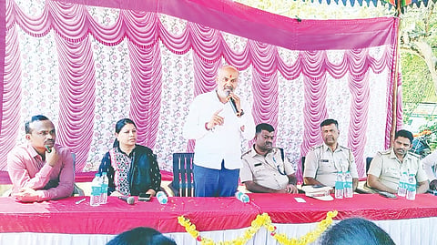 ತಾಲೂಕಿನ ರಾಜನಶಿರೂರು ಗ್ರಾಮದಲ್ಲಿ ಅಕ್ರಮ ಮದ್ಯ ಮಾರಾಟ ತಡೆಗಟ್ಟುವುದಕ್ಕಾಗಿ ಕರೆಯಲಾಗಿದ್ದ ವಿವಿಧ ಇಲಾಖೆ ಅಧಿಕಾರಿಗಳ ಮತ್ತು ಸಾರ್ವಜನಿಕರ ಸಭೆಯಲ್ಲಿ ಶಾಸಕ ಎಚ್.ಕೆ.ಸುರೇಶ್ ಮಾತನಾಡಿದರು. ಎಂ.ಎಚ್.ರಘು, ಜಗದೀಶ್ ಇತರರು ಇದ್ದರು.