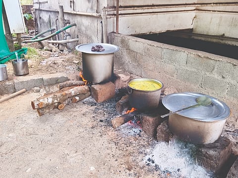 ಕಟ್ಟಿಗೆ ಒಲೆಯಲ್ಲಿ ಅಡುಗೆ ತಯಾರಿಸುತ್ತಿರುವುದು.
