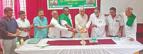 Strict action ಬ್ಯಾಡಗಿ ಪಟ್ಟಣದ ತಹಸೀಲ್ದಾರ್​ ಕಚೇರಿಯಲ್ಲಿ ಆಯೋಜಿಸಿದ್ದ ಕೃಷಿ ಪರಿಕರಗಳ ಮಾರಾಟಗಾರರ ಸಭೆಯನ್ನು ಶಾಸಕ ಬಸವರಾಜ ಶಿವಣ್ಣನವರ ಉದ್ಘಾಟಿಸಿದರು. 