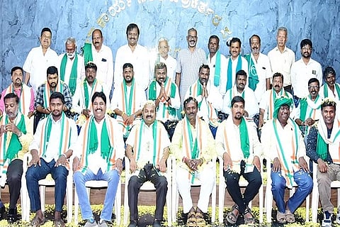 ಚಿತ್ರದುರ್ಗದಲ್ಲಿ ಶುಕ್ರವಾರ ಕಾರ್ಯನಿರತ ಪತ್ರಕರ್ತರ ಸಂಘದ ನೂತನ ಪದಾಽಕಾರಿಗಳನ್ನು ಜಿಲ್ಲಾ ನೀರಾವರಿ ಅನುಷ್ಠಾನ ಸಮಿತಿ ಕಾರ್ಯಾಧ್ಯಕ್ಷ ಬಿ.ಎ. ಲಿಂಗಾರೆಡ್ಡಿ ಗೌರವಿಸಿದರು. ಕೆ.ಪಿ. ಭೂತಯ್ಯ, ಜೆ. ಯಾದವರೆಡ್ಡಿ, ಹಂಪಯ್ಯನಮಾಳಿಗೆ ಧನಂಜಯ, ಚಿಕ್ಕಪ್ಪನಹಳ್ಳಿ ಷಣ್ಮುಖ, ವಿನಾಯಕ ಮತ್ತಿತರರು ಇದ್ದರು.