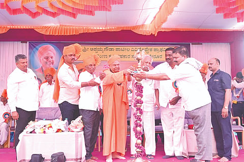 ಕೆರೂರ ಗ್ರಾಮದ ಅಪ್ಪಯ್ಯಗೌಡ ಪಾಟೀಲ ವಿವಿಧೋದ್ದೇಶ ಪ್ರಾಥಮಿಕ ಗ್ರಾಮೀಣ ಕೃಷಿ ಸಹಕಾರ ಸಂಘದ ಸುವರ್ಣ ಮಹೋತ್ಸವಕ್ಕೆ ಪಂಚಮ ಶಿವಲಿಂಗೇಶ್ವರ ಸ್ವಾಮೀಜಿ, ಪ್ರಕಾಶ ಹುಕ್ಕೇರಿ, ಬಸಗೌಡ ಪಾಟೀಲ, ಮಲ್ಲಿಕಾರ್ಜುನ ಪಾಟೀಲ ಇತರರು ಚಾಲನೆ ನೀಡಿದರು.