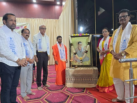 ಬೆಳಗಾವಿಯ ಮಹಾಂತ ಭವನದಲ್ಲಿ ಆಯೋಜಿಸಿದ್ದ ಮಾಸಿಕ ಅನುಭಾವ ಗೋಷ್ಠಿಯಲ್ಲಿ ರತ್ನಕ್ಕ ಬೆಣಚಮರ್ಡಿ, ಬಸವರಾಜ ರೊಟ್ಟಿ, ಶಿವಬಸವ ದೇವರು, ಸಂಜಯ ಪಟ್ಟಣಶೆಟ್ಟಿ, ಪ್ರವೀಣಕುಮಾರ ಚಿಕಲಿ ಇತರರಿದ್ದರು. 