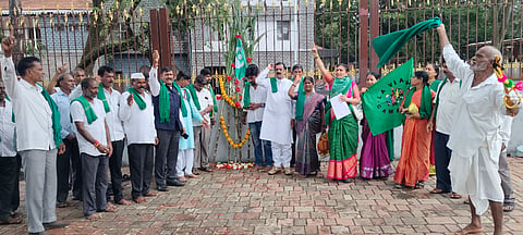 ಬೆಳಗಾವಿಯಲ್ಲಿ ಮಂಗಳವಾರ ಜರುಗಿದ ರೈತ ಹುತಾತ್ಮ ದಿನಾಚರಣೆಯಲ್ಲಿ ಅಪ್ಪಾಸಾಹೇಬ ದೇಸಾಯಿ, ಪ್ರಕಾಶ ನಾಯಕ, ಮಂಜು ಗಡಾದಿ, ಪ್ರೇಮ ಚೌಗಲಾ, ಪಾರ್ವತಿ ಕಳಸಣ್ಣವರ ಇತರರಿದ್ದರು