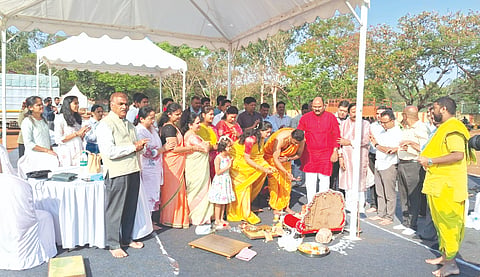 ಬೆಳಗಾವಿಯ ಸಿಪಿಇಡಿ ಮೈದಾನದಲ್ಲಿ ಕ್ರೆಡೈ ಬೆಲ್ಕಾನ್ ಪ್ರದರ್ಶನ ಮಳಿಗೆ ಭೂಮಿ ಪೂಜೆಯಲ್ಲಿ ಯುವರಾಜ ಹುಲಜಿ, ಮಹೇಶ ಫಾಗ್ರೆ, ಜ್ಞಾನೇಶ್ವರ ಸಾಯಿನೇಕರ, ಸಚಿನ ಬೈಲವಾಡ, ಪ್ರಕಾಶ ಕಾಲಕುಂದ್ರಿಕ, ಅಜಿಂಕ್ಯಾ ಕಾಲಕುಂದ್ರಿಕರ, ವಿನಯ ಕದಮ ಇತರರು ಪಾಲ್ಗೊಂಡಿದ್ದರು.