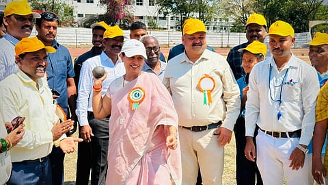 ಬೆಳಗಾವಿಯ ಜಿಲ್ಲಾ ಕ್ರೀಡಾಂಗಣದಲ್ಲಿ ಶನಿವಾರ ಏರ್ಪಡಿಸಿದ್ದ ಅಂಗವಿಕಲರ ಕ್ರೀಡಾಕೂಟದ ಉದ್ಘಾಟನೆಯಲ್ಲಿ ಸಚಿವೆ ಲಕ್ಷ್ಮೀ ಹೆಬ್ಬಾಳ್ಕರ್ ಗುಂಡು ಎಸೆಯಲು ಅಣಿಯಾಗಿದ್ದು ಹೀಗೆ.