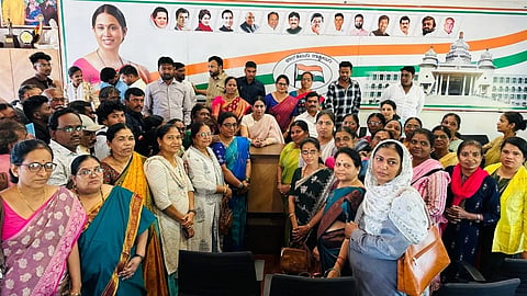  ಬೆಳಗಾವಿಯ ತಮ್ಮ ಗೃಹ ಕಚೇರಿಯಲ್ಲಿ ಶನಿವಾರ ಜನತಾ ದರ್ಶನ ನಡೆಸಿದ ಸಚಿವೆ ಲಕ್ಷ್ಮೀ ಹೆಬ್ಬಾಳ್ಕರ್, ಅರ್ಜಿ ಸಲ್ಲಿಸಲು ಬಂದಿದ್ದ  ಮಹಿಳೆಯರೊಂದಿಗೆ ಗ್ರುಪ್ ಫೋಟೋ ಕ್ಲಿಕ್ಕಿಸಿಕೊಂಡರು.