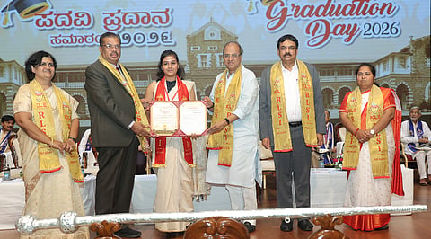 ಬೆಳಗಾವಿಯಲ್ಲಿ ಆರ್.ಎಲ್.ವಿಜ್ಞಾನ ಮಹಾವಿದ್ಯಾಲಯದಲ್ಲಿ ಕೋರ್ಸ್ ಪೂರ್ಣಗೊಳಿಸಿದ ವಿದ್ಯಾರ್ಥಿನಿಗೆ ಮಹಾಂತೇಶ ಕವಟಗಿಮಠ, ಪ್ರೊ.ಎಸ್.ಆರ್.ನಿರಂಜನ ಪದವಿ ಪ್ರದಾನ ಮಾಡಿದರು. ಪ್ರೊ.ಸಿ.ಎಂ.ತ್ಯಾಗರಾಜ, ಡಾ.ಜ್ಯೋತಿ ಕವಳೇಕರ, ಪ್ರೊ.ಪೂಜಾ ಮೆಳವಂಕಿ ಇತರರಿದ್ದರು.