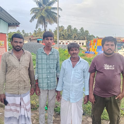  ಇಂಜಿನ್ ಕೆಟ್ಟು ಹೋಗಿ ಸಮುದ್ರ ಮಧ್ಯದಲ್ಲಿ ಸಿಲುಕಿದ್ದ ದೋಣಿಯಿಂದ ರಕ್ಷಿಸಲ್ಪಟ್ಟ ಮೀನುಗಾರರು.