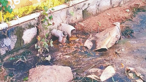  ತ್ರಾಸಿ ಬೀಚ್‌ನಲ್ಲಿರುವ ಶೌಚಗೃಹದ ಪೈಪ್‌ಲೈನ್ ಒಡೆದು ಹೋಗಿ ಕೊಳಚೆ ನೀರು ನಿಂತಿರುವುದು.  