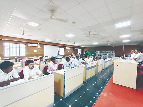  ಕುಂದಾಪುರದ ತಾಪಂನಲ್ಲಿ ತಾಲೂಕು ಗ್ಯಾರಂಟಿ ಅನುಷ್ಠಾನ ಸಮಿತಿ ಸಭೆ ನಡೆಯಿತು. ಹರಿಪ್ರಸಾದ್ ಶೆಟ್ಟಿ ಕಾನ್ಮಕ್ಕಿ, ಅಭಿಜಿತ್ ಪೂಜಾರಿ, ಚಂದ್ರ ಕಾಂಚನ್, ವಾಣಿ ಆರ್.ಶೆಟ್ಟಿ, ಆಶಾ ಕರ್ವಾಲೋ, ನಾರಾಯಣ ಆಚಾರ್ ಉಪಸ್ಥಿತರಿದ್ದರು.  