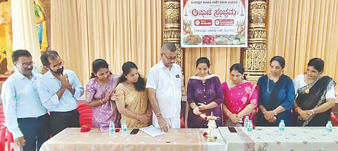 ಕುಂದಾಪುರದಲ್ಲಿ ಆಷಾಢ ಸಂಭ್ರಮ ಕಾರ್ಯಕ್ರಮ ನಡೆಯಿತು. ಪ್ರಮುಖರಾದ ಸತೀಶ್ ಗಾಣಿಗ, ಡಾ.ಸೌಮ್ಯಾ ರಾವ್, ಎಚ್.ಎಸ್.ಗಾಣಿಗ ಮೊದಲಾದವರಿದ್ದರು.