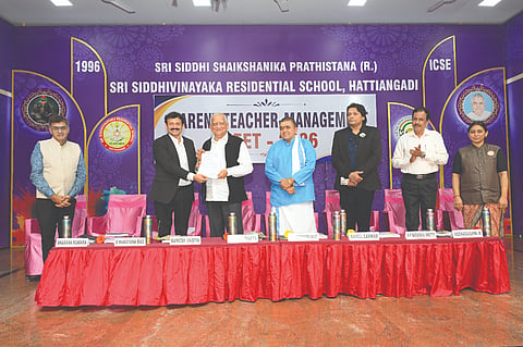 ಹಟ್ಟಿಯಂಗಡಿ ಶ್ರೀ ಸಿದ್ಧಿವಿನಾಯಕ ವಸತಿ ಶಾಲೆಯ ವಾರ್ಷಿಕ ಪತ್ರಿಕೆ ಜ್ಯೋತಿಷ್ಮತಿಯನ್ನು ಅಧ್ಯಕ್ಷ ಎಲ್.ಟಿ.ತಿಮ್ಮಪ್ಪ ಬಿಡುಗಡೆಗೊಳಿಸಿದರು. ಪ್ರಮುಖರಾದ ಶರಣ ಕುವಾರ, ರಾಹುಲ್ ಈಶ್ವರ್, ರಮೇಶ ವೈದ್ಯ, ಬಾಲಚಂದ್ರ ಭಟ್ ಮತ್ತಿತರರು ಇದ್ದರು.