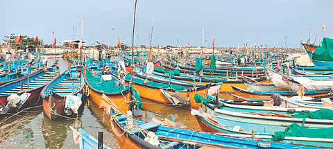 ಮರವಂತೆ ಹೊರಬಂದರಿನಲ್ಲಿ ನಿಲ್ಲಿಸಿರುವ ದೋಣಿಗಳು.