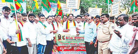 ಗುರುಮಠಕಲ್‌ನ್ನು ಬರಪೀಡತ ಎಂದು ಘೋಷಣೆ ಮಾಡಬೇಕೆಂದು ಆಗ್ರಹಿಸಿ ಮಂಗಳವಾರ ಗುರುಮಠಕಲ್‌ನಲ್ಲಿ ಜಯ ಕರ್ನಾಟಕ ಕಾರ್ಯಕರ್ತರು ಪ್ರತಿಭಟನೆ ನಡೆಸಿ ತಹಸೀಲ್ದಾರ್ ಮೂಲಕ ಮುಖ್ಯಮಂತ್ರಿಗೆ ಮನವಿಪತ್ರ ಸಲ್ಲಿಸಿದರು. ನಾಗೇಶ್ ಗದ್ದಿಗಿ, ಮಲ್ಲಿಕಾರ್ಜುನ ಕಾಕಲವಾರ, ನರಸಿಂಹಲು ಗಂಗನೋಳ ಇತರರಿದ್ದರು.