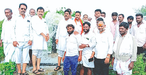 ಕೆರೆ ತುಂಬುವ ಯೋಜನೆಯಿಂದಾಗಿ ಗುರುಮಠಕಲ್ ತಾಲೂಕಿನ ಗೌಡಗೇರಾ ಗ್ರಾಮದ ಕೆರೆ ತುಂಬುವ ಕಾರ್ಯಕ್ರಮಕ್ಕೆ ಸಾಯಿಬಣ್ಣ ಬೋರಬಂಡಾ, ಶರಣಪ್ಪ ಮಾನೇಗಾರ ಪೂಜೆ ಸಲ್ಲಿಸುವ ಮೂಲಕ ಚಾಲನೆ ನಿಡಿದರು. ಖಾಜಾ ಮೈನೋದ್ದೀನ್, ಆನಂದ ಬೋಯಿನಿ, ರಾಮಪ್ಪ ಇತರರಿದ್ದರು.