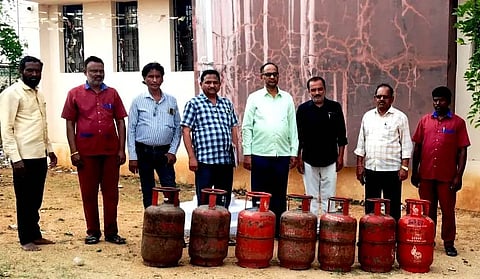 ಗುರುಮಠಕಲ್​ನ ವಿವಿಧ ಹೋಟೆಲ್​ಗಳಲ್ಲಿ ಅನಧಿಕೃತವಾಗಿ ಗೃಹಬಳಕೆ ಸಿಲಿಂಡರ್​ ಉಪಯೋಗಿಸುತ್ತಿರುವುದನ್ನು ತಹಸೀಲ್ದಾರ್​ ಚನ್ನಮಲ್ಲಪ್ಪ ಂಟಿ ನೇತೃತ್ವದಲ್ಲಿ ಪತ್ತೆ ಹಚ್ಚಿ ಸಿಲಿಂಡರ್​ ವಶಪಡಿಸಿಕೊಂಡರು.ನರಸಿಂಹಸ್ವಾಮಿ, ಅಯ್ಯಪ್ಪ ಹೀರೆಮಠ, ಅನ್ವರ್​ ಇತರರಿದ್ದರು.