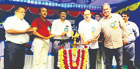 ಗೋಕರ್ಣ ಬಳಿಯ ಹಿರೇಗುತ್ತಿ ಸರ್ಕಾರಿ ಕಾಲೇಜ್ ವಾರ್ಷಿಕೋತ್ಸವವನ್ನು ಶಾಸಕ ದಿನಕರ ಶೆಟ್ಟಿ ಉದ್ಘಾಟಿಸಿದರು. ಪ್ರಾಚಾರ್ಯ ಸತೀಶ ನಾಯ್ಕ, ರಾಜೇಂದ್ರ ಭಟ್ಟ, ರಾಮು ಕೆಂಚನ್, ಉದ್ದಂಡ ಗಾಂವಕರ, ಪ್ರಾಚಾರ್ಯ ರಾಜೀವ ನಾಯ್ಕ ಕೋನಳ್ಳಿ ಮತ್ತಿತರರಿದ್ದರು.