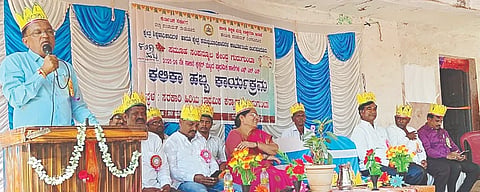 ಗುರುಗುಂಟಾದಲ್ಲಿ ಮಂಗಳವಾರ ಹಮ್ಮಿಕೊಂಡಿದ್ದ ಗುರುಗುಂಟಾ ಕ್ಲಸ್ಟರ್ ಹಂತದ ಕಲಿಕಾ ಹಬ್ಬ ಕಾರ್ಯಕ್ರಮದಲ್ಲಿ ಗುರುಗುಂಟಾ, ಹಟ್ಟಿ ವಲಯ ಶಿಕ್ಷಣ ಸಂಯೋಜಕ ಬಸವರಾಜ ಕರಡಿ ಮಾತನಾಡಿದರು. ಪ್ರಮುಖರಾದ ನಂದೀಶನಾಯಕ, ನಾಗೇಶ, ವಿಜಯಕುಮಾರ ಇದ್ದರು.
