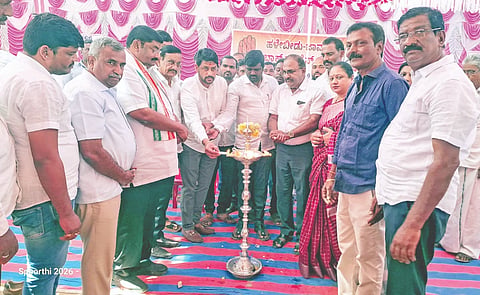 ಹಳೇಬೀಡು ಸಮೀಪದ ಖಾಸಗಿ ಭವನದ ಆವರಣದಲ್ಲಿ ಆಯೋಜಿಸಿದ್ದ ಅಭಿನಂದನಾ ಕಾರ್ಯಕ್ರಮವನ್ನು ಮಾಜಿ ಸಚಿವ ಪಿ. ಶಿವರಾಂ ಉದ್ಘಾಟಿಸಿದರು. ಸಂಸದ ಶ್ರೇಯಸ್ ಪಟೇಲ್, ದೇಶಾಣಿ ಆನಂದ್ ಮತ್ತಿತರರಿದ್ದರು.