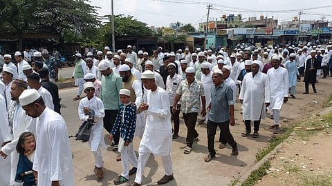 ಹಲಗೂರಿನಲ್ಲಿ ಮುಸ್ಲಿಮರು ಪ್ರಾರ್ಥನೆ ಸಲ್ಲಿಸಲು ಮಸೀದಿಗೆ ತೆರಳಿದರು.